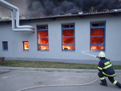 Požár dílny na Opavsku se škodou 15 milionů korun zničil 4 traktory