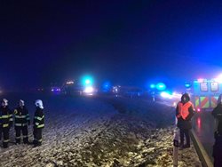  Při noční havárii autobusu v Mníšku pod Brdy se zranili čtyři lidé