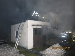 Noční požár garáže, dílen a auta se zraněním v Příboře