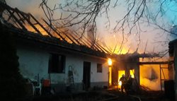 Ranní požár domu na Benešovsku