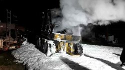  Ve Velké na Hranicku vyhořel bagr - rýpadlo.