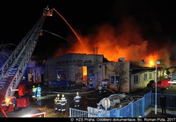 U požáru haly v pražské Vinoři zasahovalo 32 jednotek profesionálních a dobrovolných hasičů.