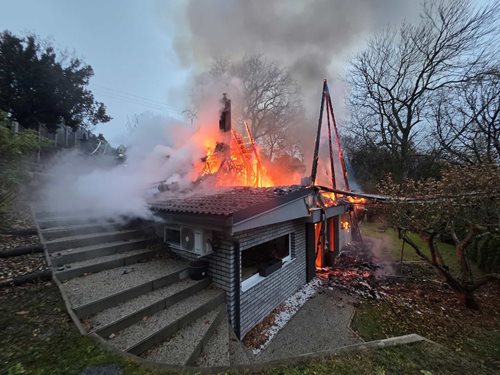 Požár zachvátil rekreační chatu. Střecha se zřítila, škoda tři miliony