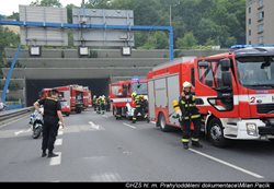 Ve Strahovském tunelu hořel osobní automobil, na místě zasahovaly dvě jednotky .Během zásahu byl tunel v obou směrech zcela zastaven
