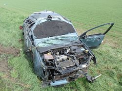 Mezi Přešticemi a Lužany hasiči vyprošťovali z auta zraněnou ženu