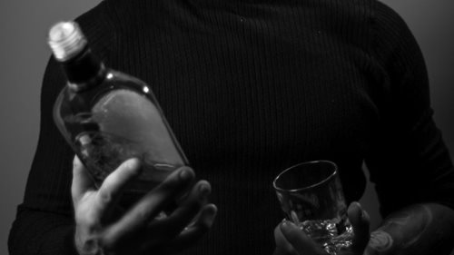 Mladistvá dívka nadýchala přes 2,5 promile alkoholu. Policie prověřuje mladého muže