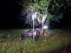 Auto začalo po nárazu do stromu hořet, uvnitř byly objeveny lidské ostatky