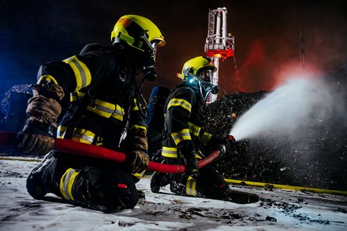 Hasiči likvidovali požár odpadu z autovraků