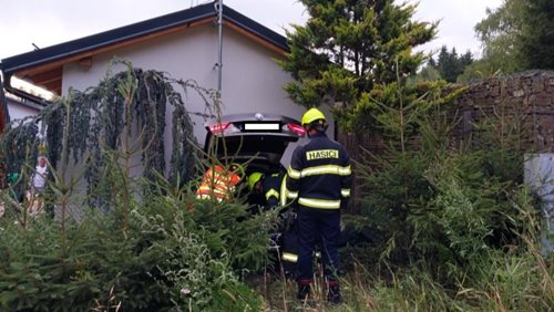 Řidič BMW prorazil plot a vjel do rodinného domu. Škoda dosáhla téměř milionu korun