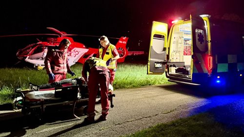Auto skončilo mimo silnici. Mladou ženu museli hasiči vyprostit z vraku