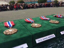 Medaile za věrnost si ve státní svátek převzali čtyři hasiči Královehradeckého kraje 