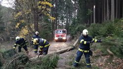 Za uplynulých 18 hodin hasiči v Pardubickém  kraji zasahovali u 306 událostí v souvislosti se silným větrem