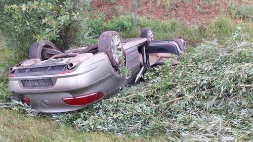 Řidič už nedokázal vůz udržet na silnici. Auto skončilo na střeše
