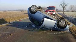Řidička s vozem skončila na střeše, ve voze cestovaly i děti