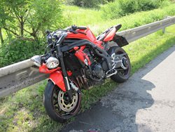 Zraněný motorkář skončil v nemocnici