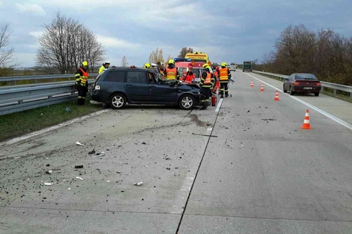 Na dálnici u Velkých Pavlovic narazilo osobní auto do kamionu