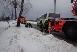 Vyprošťování autobusu v Českém Těšíně těžkou hasičskou technikou
