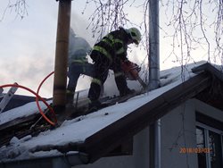 V Jakubčovicích na Opavsku hořela střešní konstrukce okolo komína, požár způsobil škodu za 25 tisíc korun
