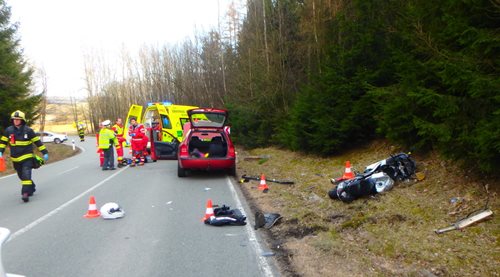Osobní vůz se na Rychnovsku střetl s motocyklem