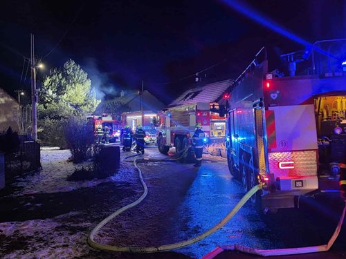 Rozsáhlý požár rodinného domu zaměstnal hasiče a zranil jednu osobu
