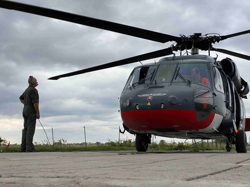 Čeští hasiči v akci napříč Evropou. Black Hawk bude pomáhat hasit v Severní Makedonii