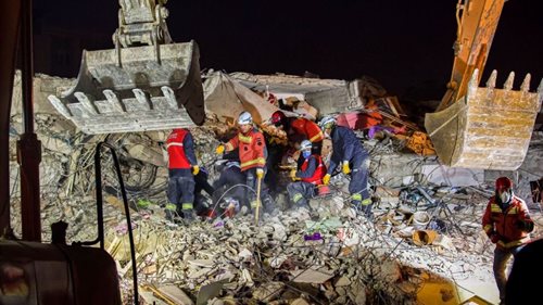 Zázrak po šesti dnech. Záchranáři vytáhli z trosek živé tříleté dítě
