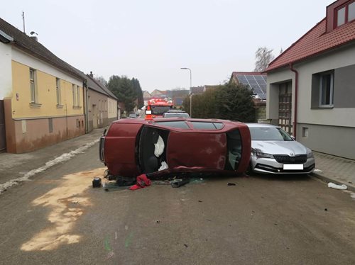 Řidič pod vlivem alkoholu havaroval a ohrozil sebe i okolí