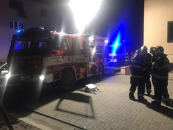 Při požáru v bytovce v Lysé nad Labem hasiči zachránili sedm lidí