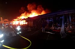 Obrovský požár zničil stánky na tržnici u Chebu. Na místě zasahovalo osm jednotek hasičů s dvaceti zásahovými vozidly včetně kolegů z německého Waldsassenu