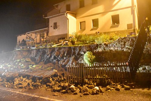 V Údolí na Sokolovsku spadla opěrná zeď, silnice je uzavřena