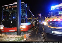 Při střetu autobusu a tramvaje v Praze 10 došlo ke zranění tří osob