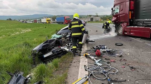 Srážka osobního a nákladního vozidla skončila zraněním tří osob