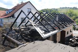 Střechu garáže už hasiči zachránit nemohli. Dalšímu šíření požáru ale zabránili