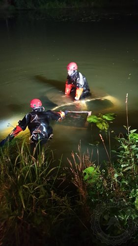 Hasiči z vody nelovili ryby, ale utopené auto