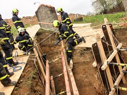 Moravskoslezští hasiči v Bílovci nacvičovali záchranu z výkopu, využili zcela nové vybavení