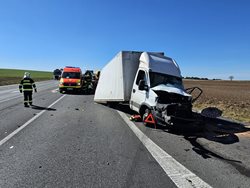 Střet cisterny s dodávkou na obchvatu Slaného