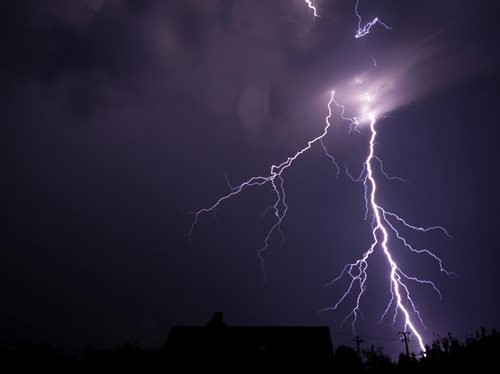 Silné bouřky a vydatný déšť zasáhnou velkou část Česka. Hrozí lokální záplavy i komplikace v dopravě