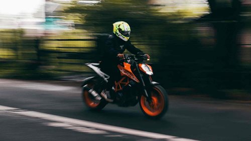V úseku se sedmdesátkou jel 167 km/h. Motocyklista přišel na místě o řidičský průkaz