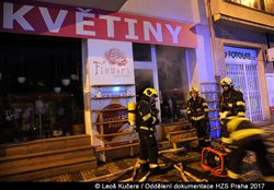 Požár v květinářství v Praze 3 nezpůsobil větší škody, hasiči museli odvětrat obchod i část domu