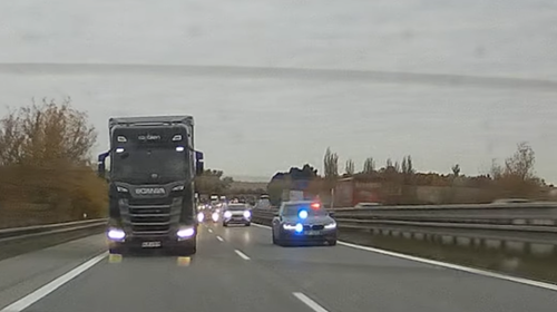 Zácpa na dálnici změnila cestu do porodnice v drama. Policisté doprovodili rodiče s majáky