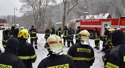 Dobrovolní hasiči Karlovarského kraje cvičili zásah v hořícím bytě v opuštěné budově určené k demolici.FOTOGALERIE 