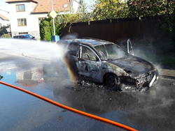 V Třebíči hořel v úterý ráno osobní vůz, při požáru se nikdo nezranil
