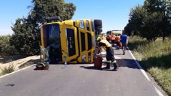 Převrácené nákladní auto s obilím zablokovalo silnici u Sluštic