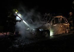 Noční požár auta na Zlínsku nacházející se na louce. Z vozidla zůstalo ohořelé torzo