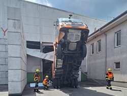 Kuriózní nehoda v Chrášťanech: jednotka hasičů vyprošťovala visící vůz při neobvyklém zásahu IZS