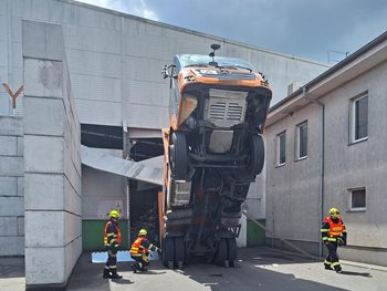 Kuriózní nehoda v Chrášťanech jednotka hasičů vyprošťovala visící vůz při neobvyklém zásahu IZS
