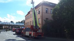 Hasiči zachránili pomocí výškové techniky 21 osob z bytového domu v Liberci