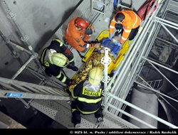 Do šachty v čističce spadl dělník, vyprostili ho hasiči z Centrály a Holešovic