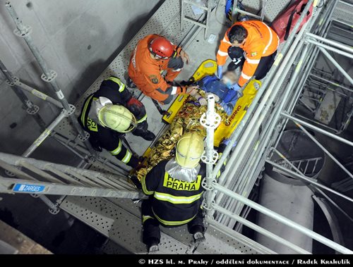 Do šachty v čističce spadl dělník, vyprostili ho hasiči z Centrály a Holešovic