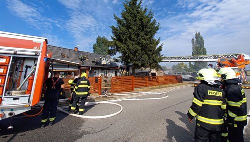 Požár auta přeskočil na garáž a podkroví domu. Jedna osoba skončila v péči záchranářů